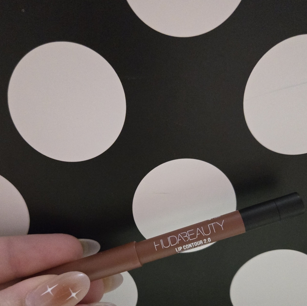 5/$25✨️Huda Beauty Lip Contour✨️